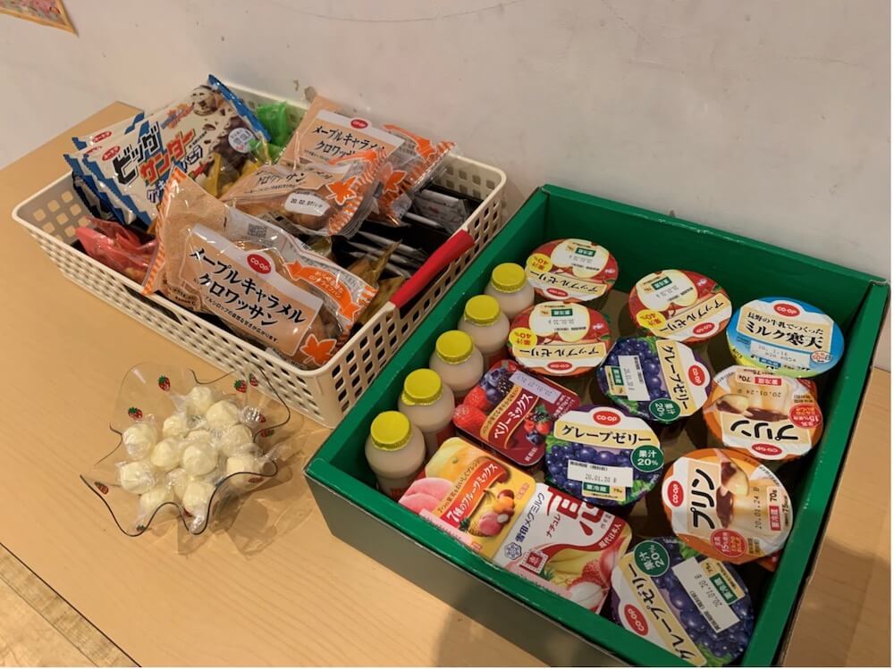 写真: C拠点で用意された食品