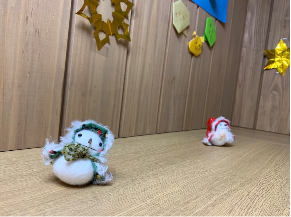 写真:C拠点の部屋に飾られた雪だるまのぬいぐるみ