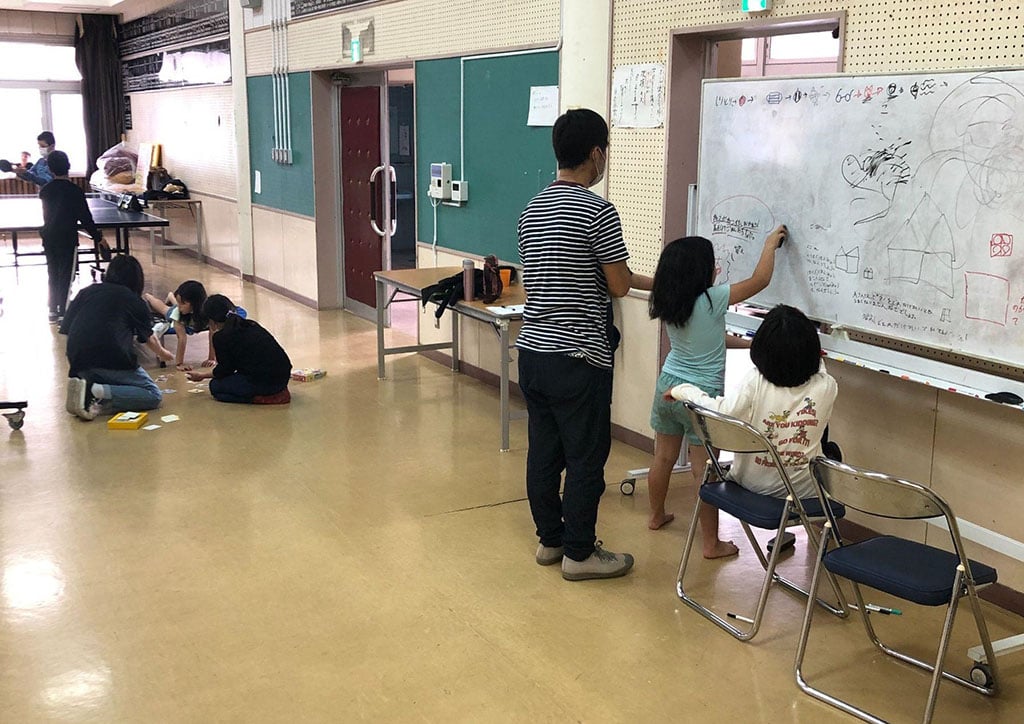 写真:ネオももやま子ども食堂の室内で、自由に遊んでいる様子