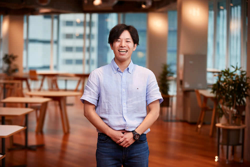 写真:カメラに笑顔を向ける石井さん