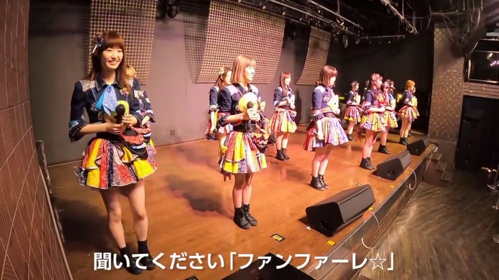 写真:ステージ上で「聞いてください、ファンファーレ☆」とMCを行うメンバー
