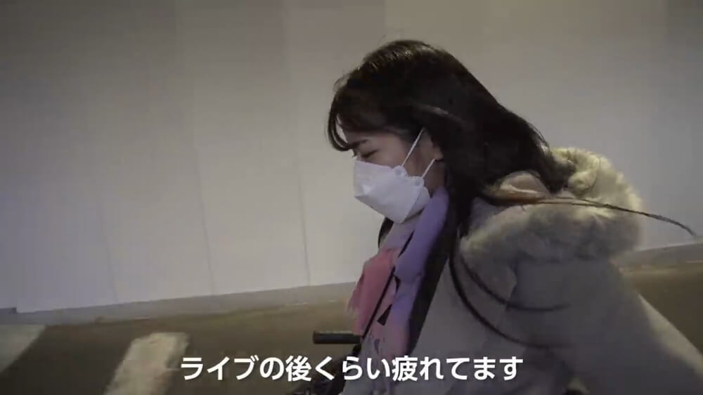 画像:構内の上り坂を車いすで上り切った猪狩さん
