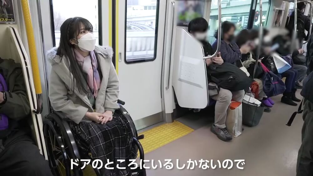 画像:電車のドア付近に乗車中の猪狩さん