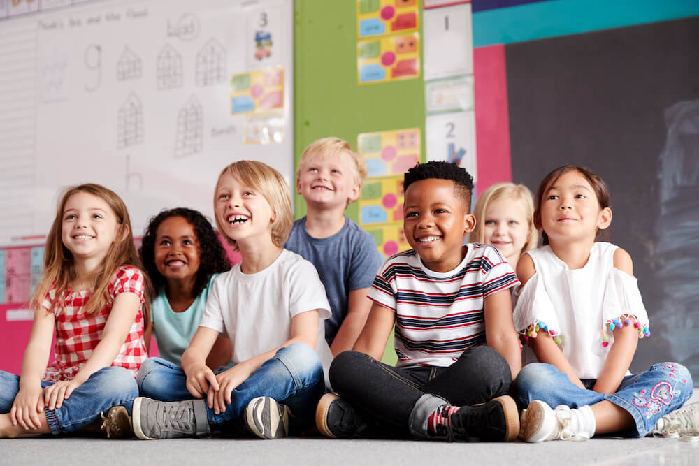 写真：教室で授業を受けるさまざまな国の子どもたち