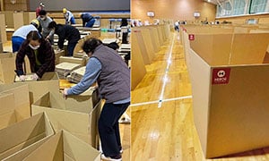 （写真左）手分けして段ボールベッドを組み立てている様子。（写真右）ベッドはパーティションで囲まれ、プライバシーが配慮されている。