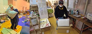 画像左：被災地に届いたご支援いただいた枕。画像右：ご支援いただいた枕を受け取る様子。