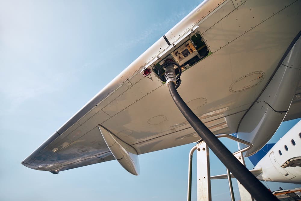 イメージ画像:給油中の飛行機