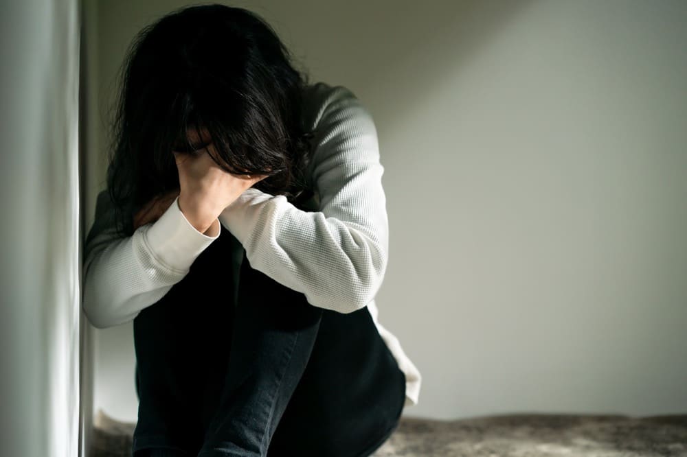 悩む女性