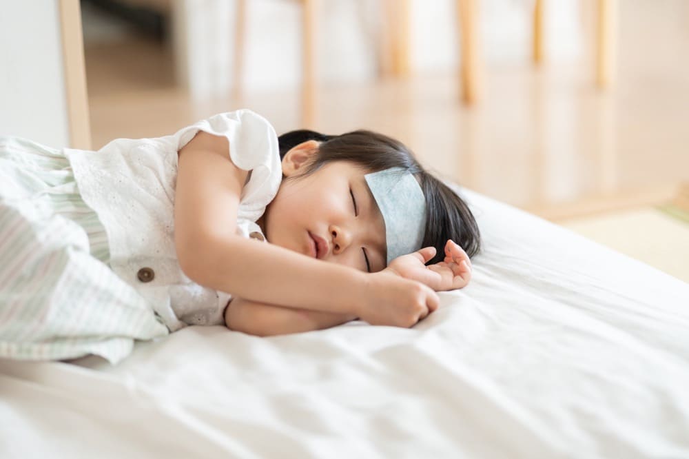病気で寝ている女の子