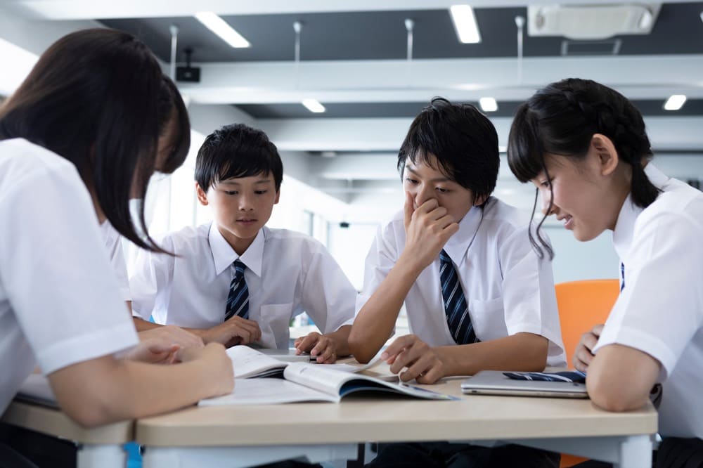 イメージ:男子生徒と女子生徒のグループ授業