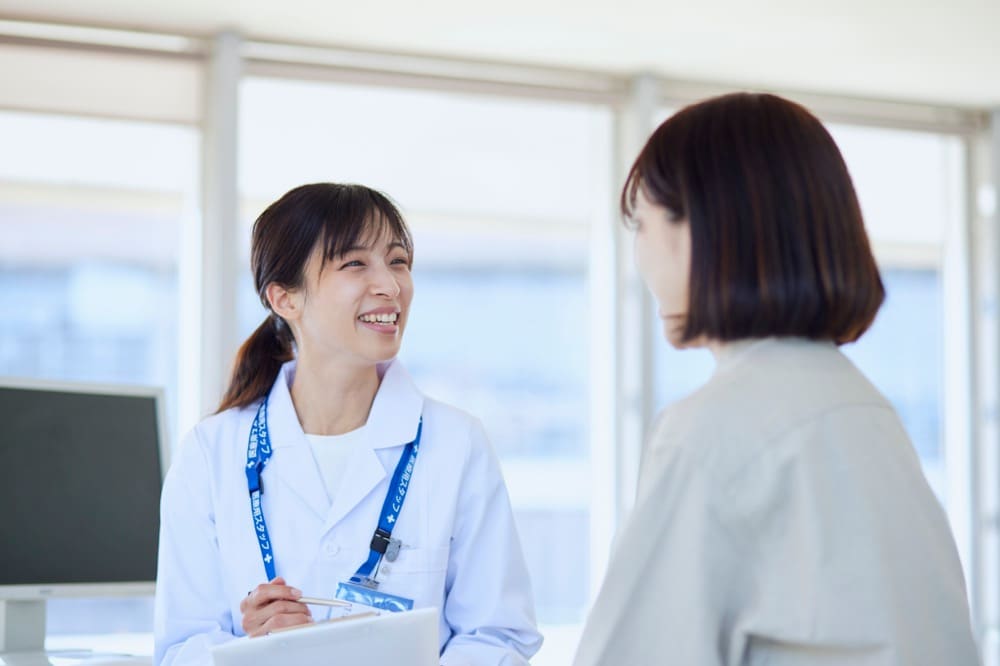 イメージ:かかりつけ医に相談する女性