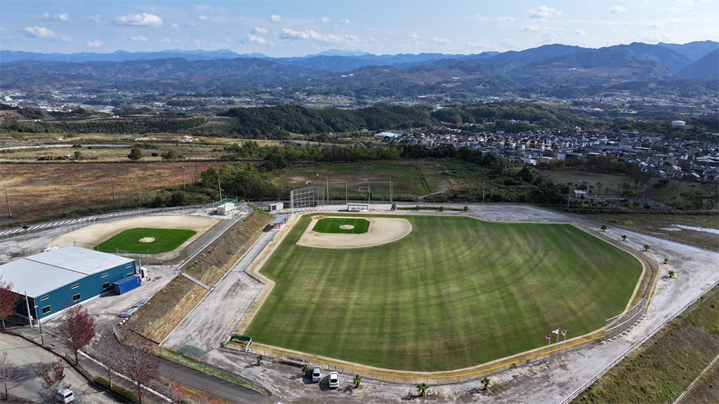 写真:天然芝の本球場とサブグラウンド