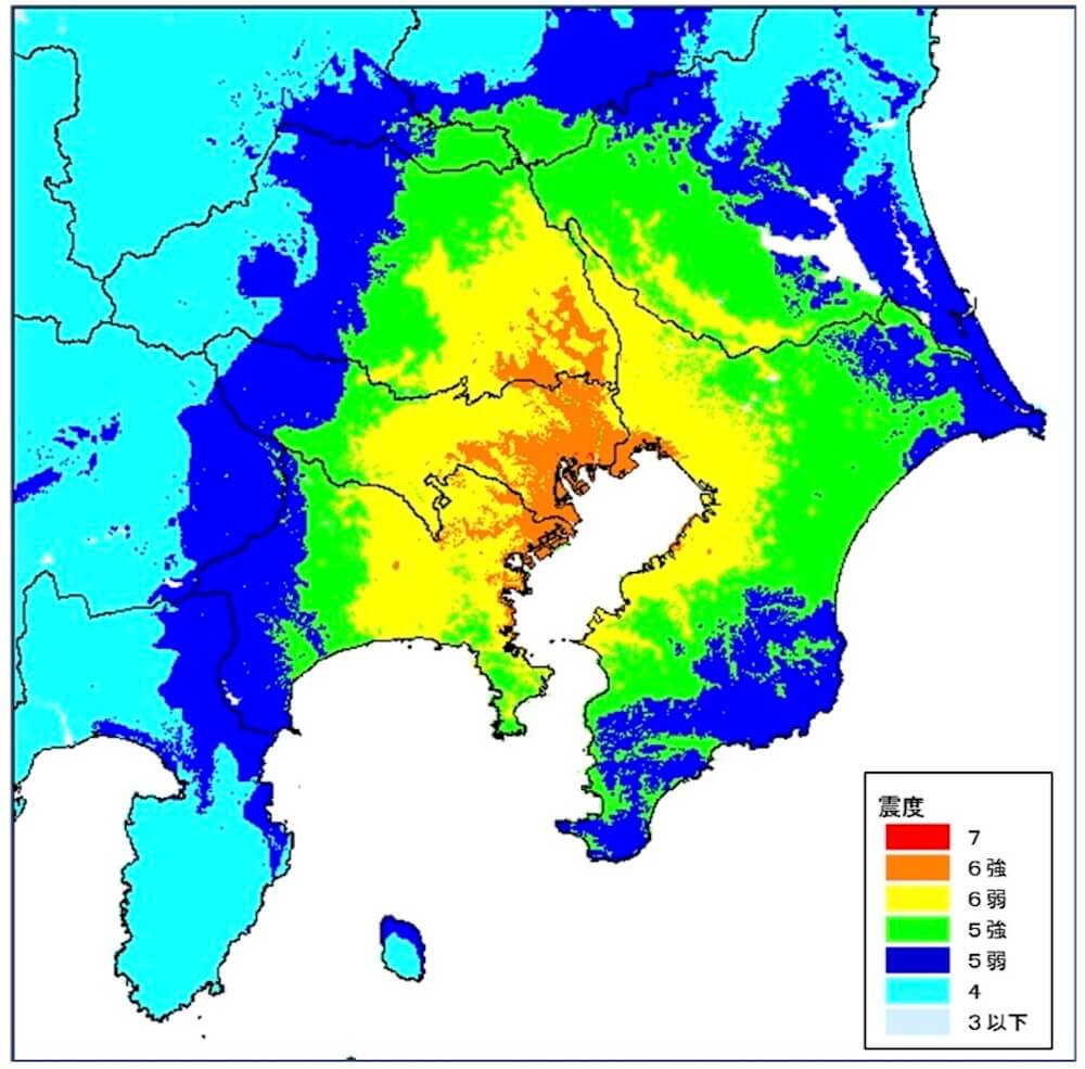 関東地方(東京湾周辺を中心とした首都圏)の地図上に、想定される地震の揺れの強さ(震度)を色分けして示した分布図です。
凡例(震度の色分け)
右下の凡例にて、以下の通り色分けが定義されています。
赤色: 震度7
橙色: 震度6強
黄色: 震度6弱
緑色: 震度5強
濃い青色: 震度5弱
水色: 震度4
白色(極薄い水色): 震度3以下
震度の地理的分布(揺れの傾向)
地図上の色の広がりから、以下のような揺れの分布が読み取れます。
最も揺れが強い地域(橙色:震度6強):
東京湾の北西岸を中心に広がっています。東京都の区部、神奈川県東部(川崎市・横浜市周辺)、および埼玉県南部にかけてのエリアが該当します。
強い揺れが想定される地域(黄色:震度6弱):
橙色のエリアを取り囲むように、東京都の多摩地域東部、千葉県北西部から房総半島の一部、埼玉県の中部、神奈川県の中部にかけて広く分布しています。
周辺地域への広がり(緑色:震度5強 ~ 濃い青色:震度5弱):
中心部から離れるにつれて揺れは弱まる傾向にあります。関東平野の外縁部や、西側および北側の山間部に向かって、緑色(震度5強)から濃い青色(震度5弱)へと変化しています。