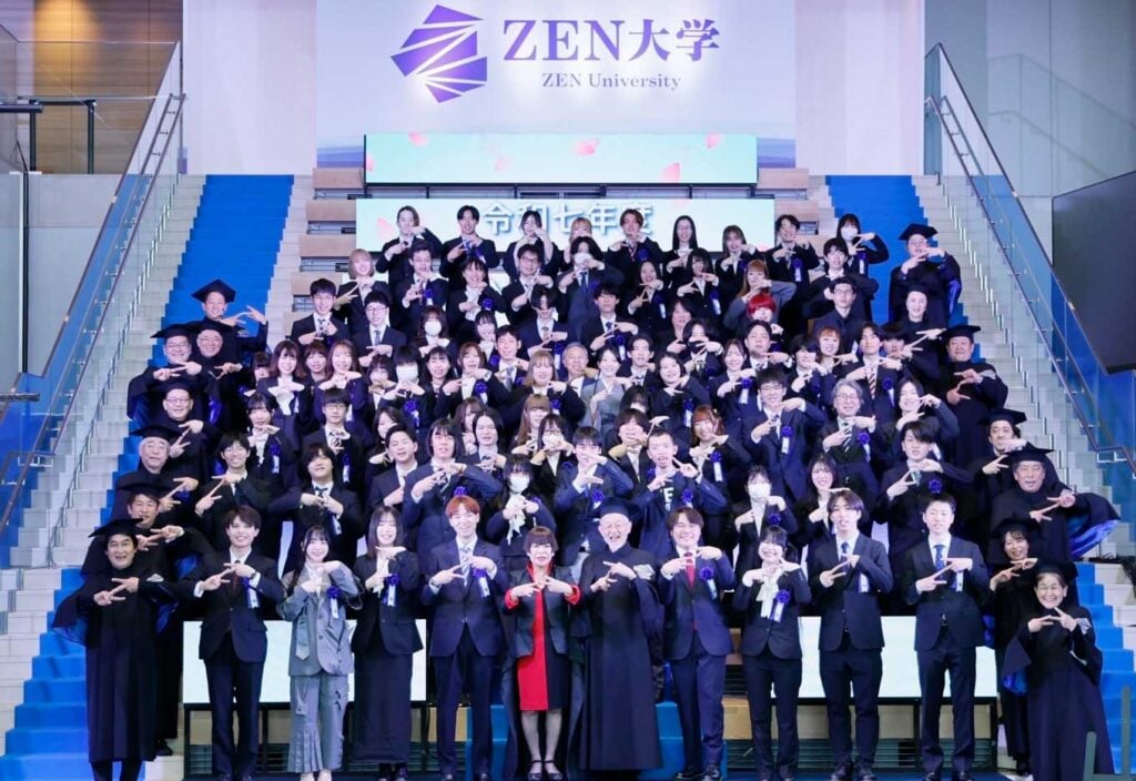 画像:ZEN大学入学式での教職員と新入生の集合写真