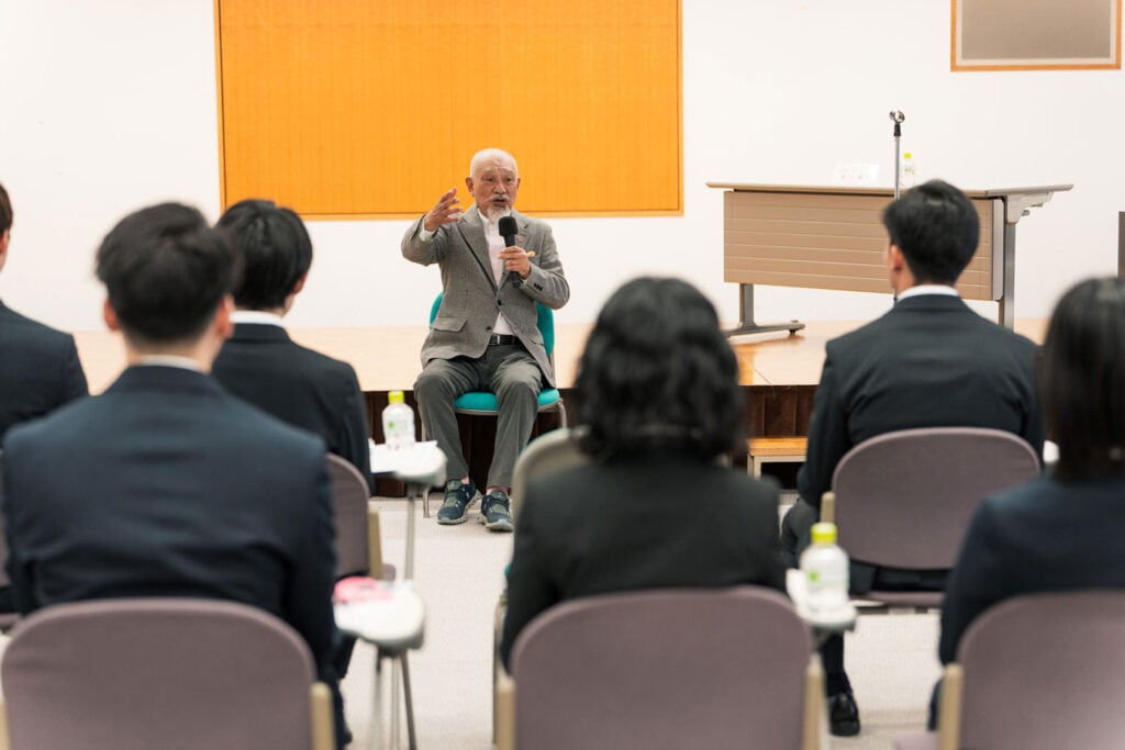 写真:奨学生たちの前で語る笹川会長