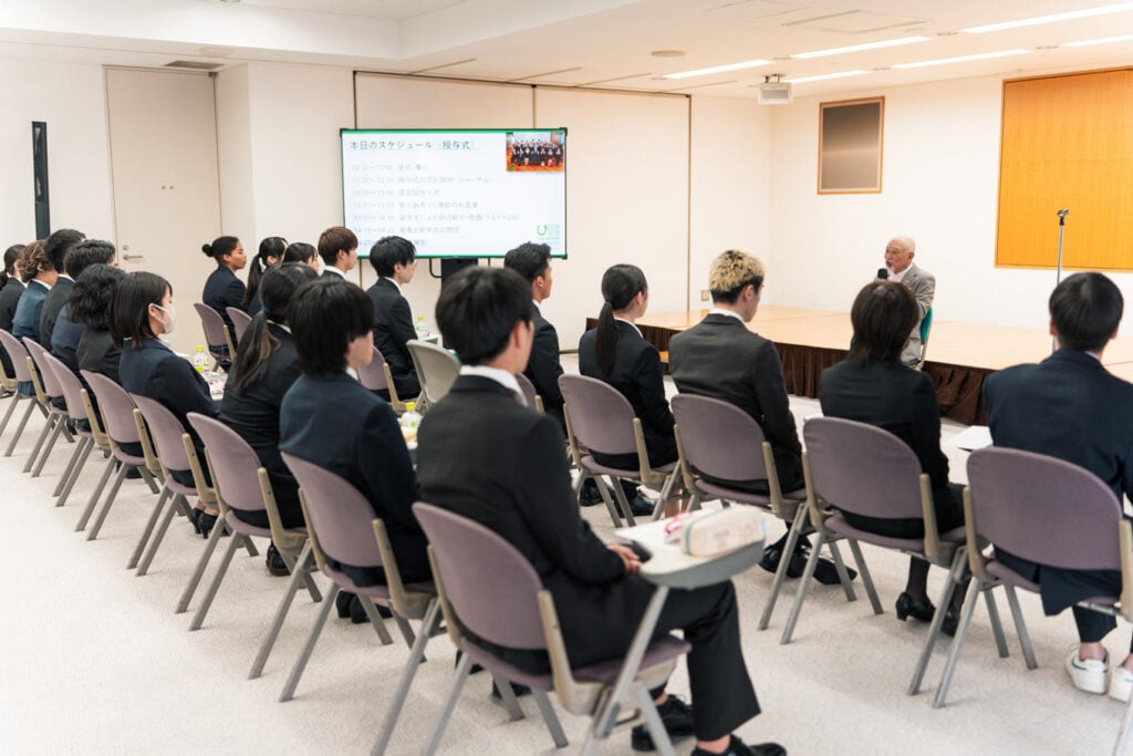 写真:奨学生たちの前で語る笹川会長