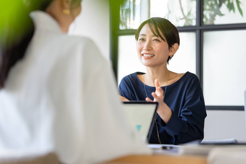 イメージ;部下の目を見ながら笑顔で話をする上司