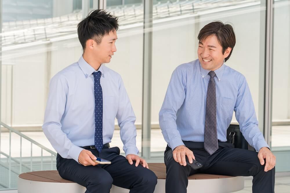 イメージ:部下と笑顔で話をする上司