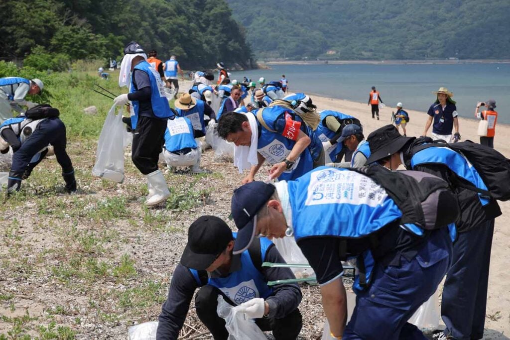 写真:荒代海岸(広島県江田島市)での清掃活動の様子。