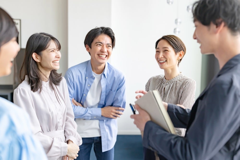 仲良く会話をするグループ