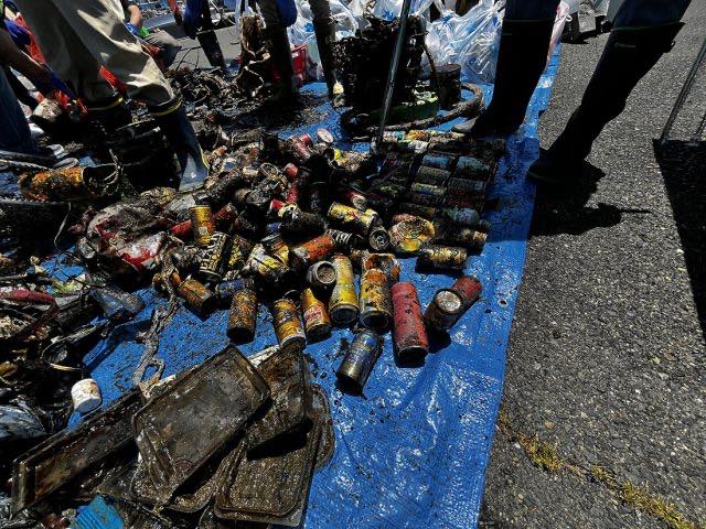 大阪府泉佐野漁港で1月に回収されたプラスチック製品や缶類などの海洋ごみ