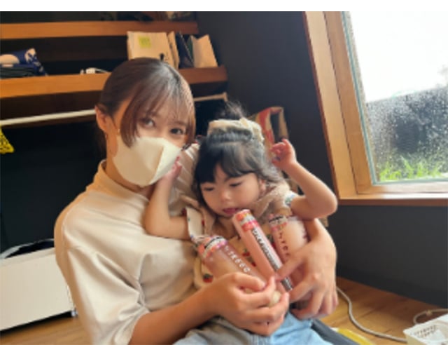 画像:寄贈されたアイテムを持つ親子の様子