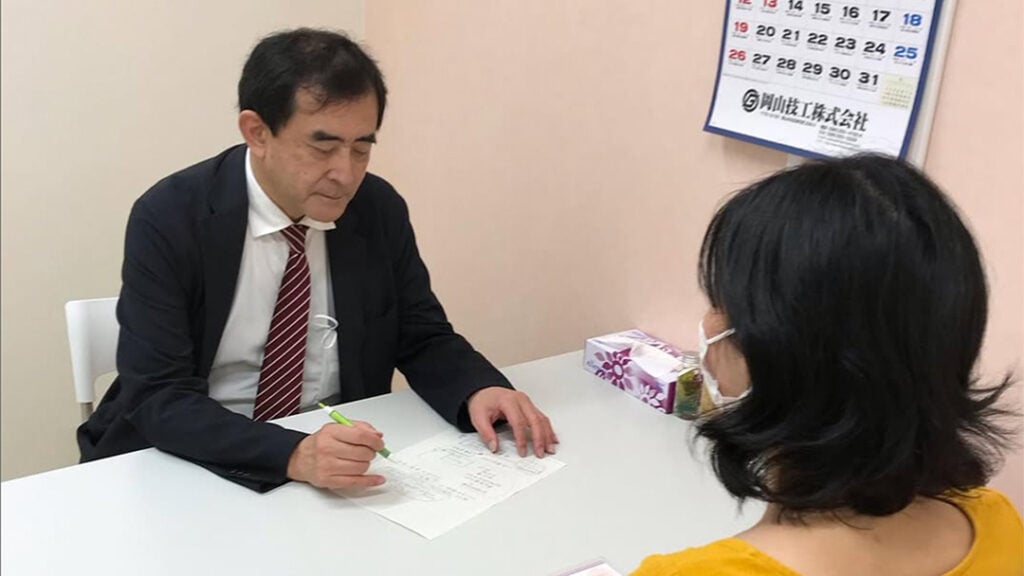 来所相談に応じる中塚さん