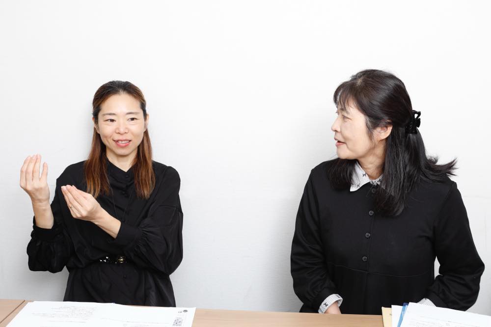 取材に応じる秋山さん（左）と、根本さん