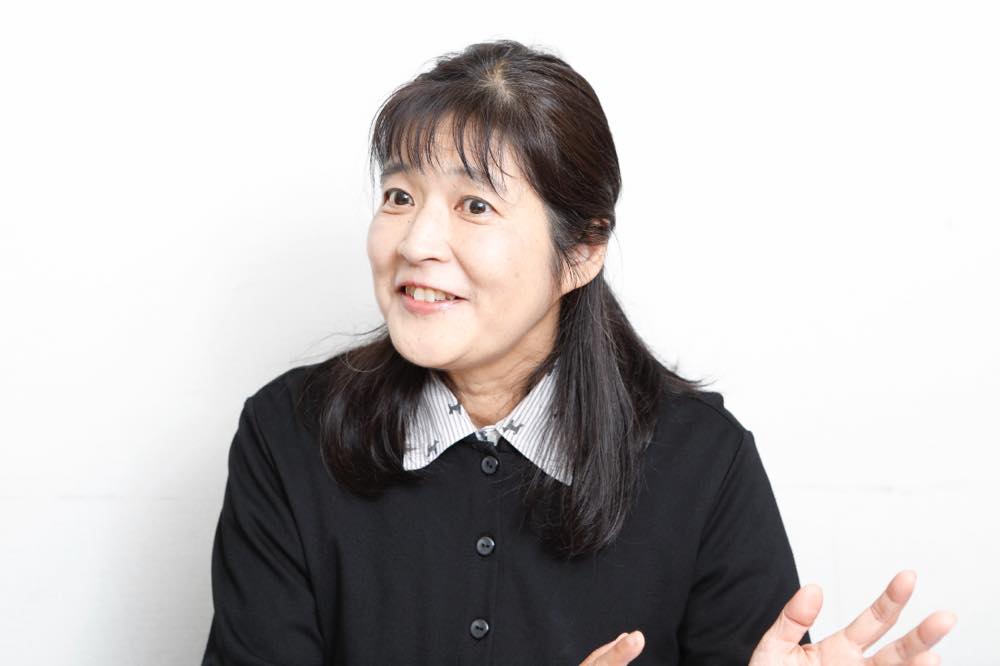 取材に応じる根本さん