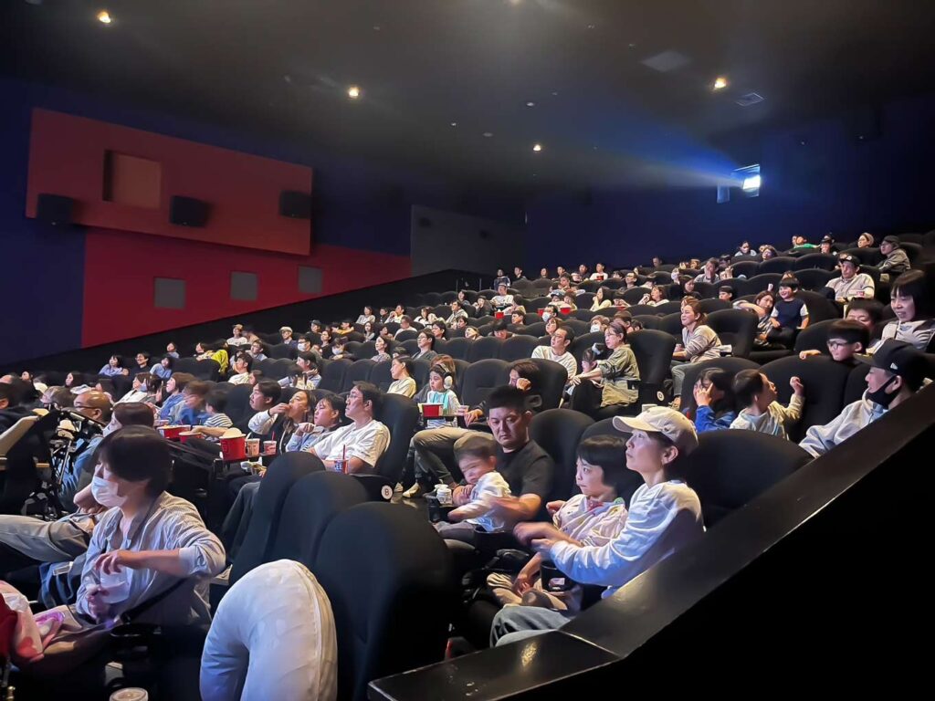 写真：シアターで鑑賞している参加者たちの様子。