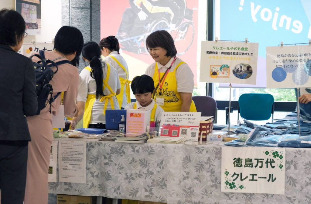 写真：玄米茶とクッキーを販売する子どもたちの様子。