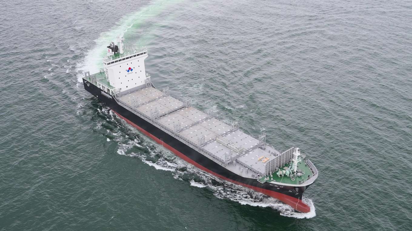 写真：新造内航コンテナ船「げんぶ」