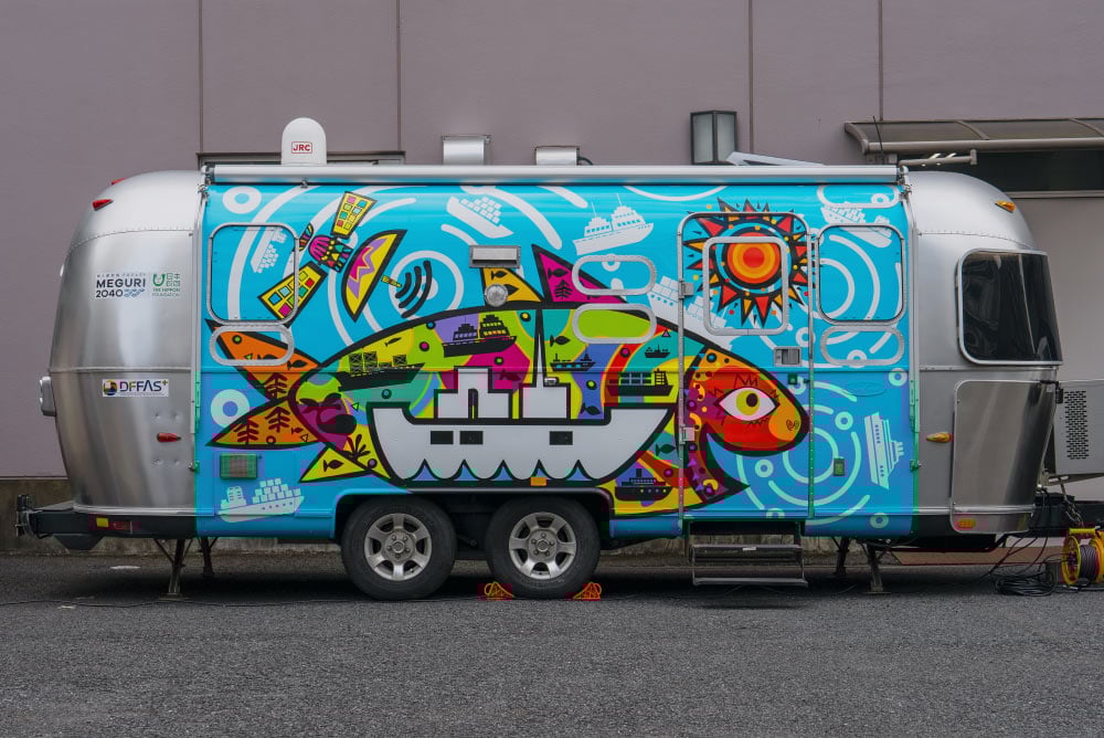 写真:移動型陸上支援センター外観