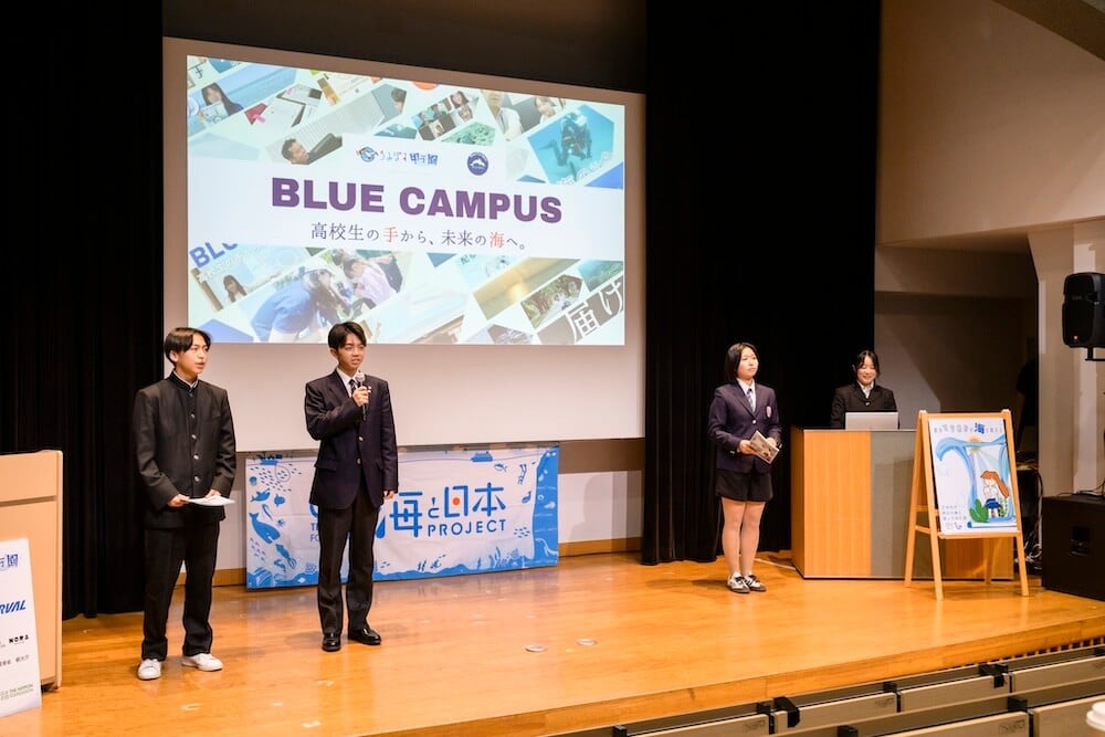 左から、山本さん、マイクをもつ片岸さん、大沼さん