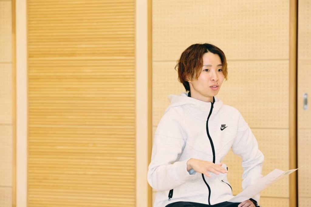 取材に応じる井上さん