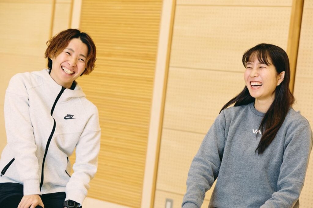 S.C.P. Japan主催のスポーツ教室が行われた小学校の体育館で、取材に応じる井上さんと川合さん