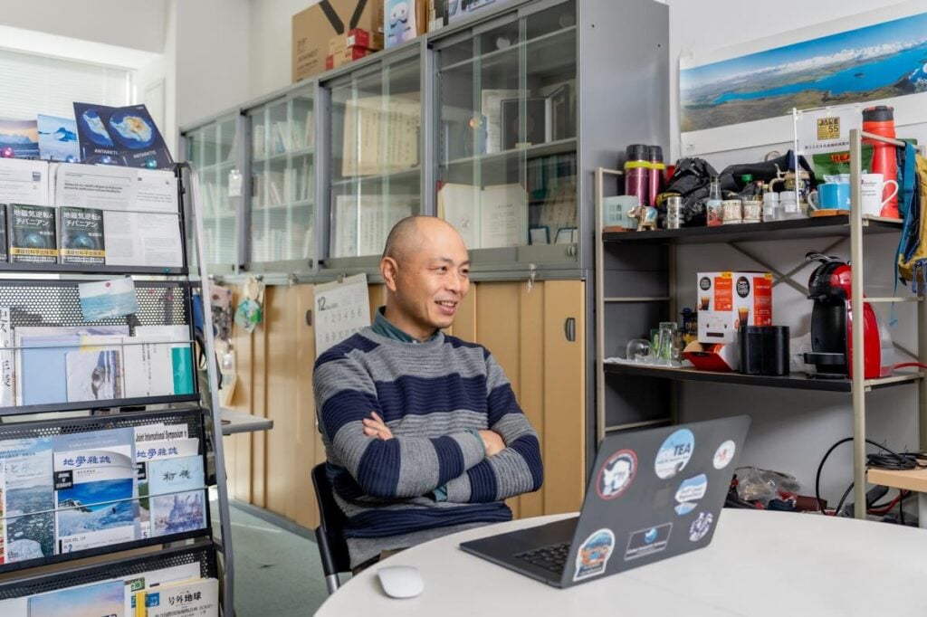 自身の研究室で取材に応じる菅沼教授