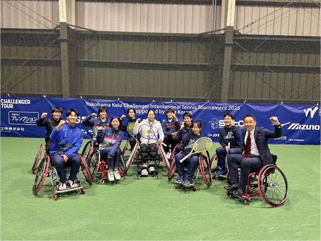 写真:車いすテニス事前学習会の参加者集合写真。