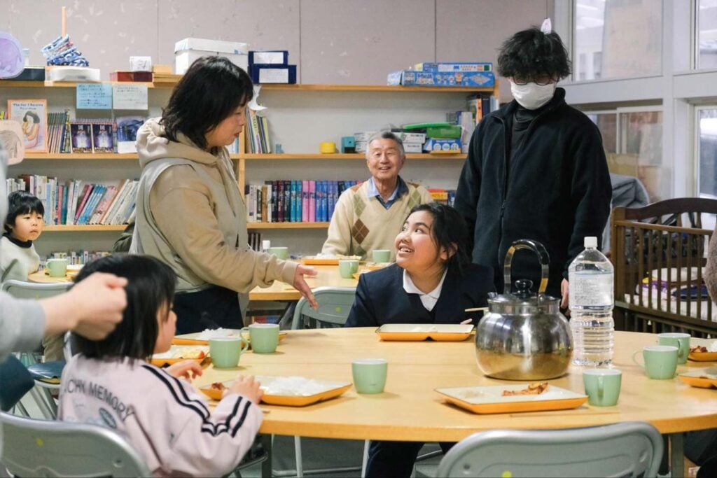 写真：子ども第三の居場所「ちんじゅのもり」室内での食事の様子