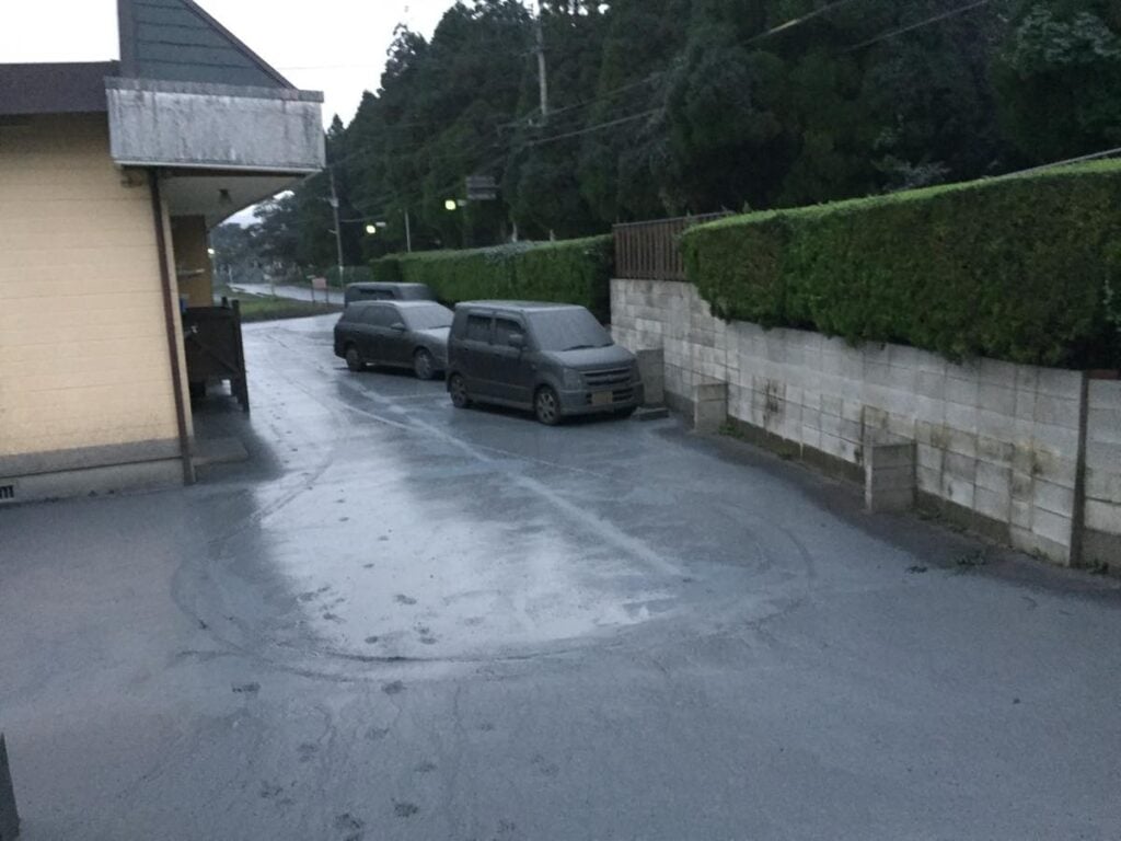 降灰後の道路の様子