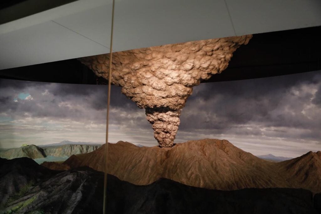 館内にある阿蘇火口のジオラマ。阿蘇山の火口から巨大な噴煙が立ち昇る様子が再現されている
