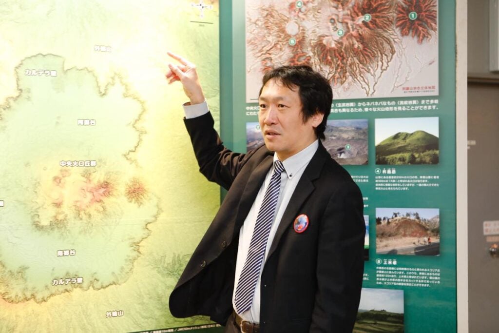 館内で、阿蘇市に広がる阿蘇カルデラについて解説する豊村さん