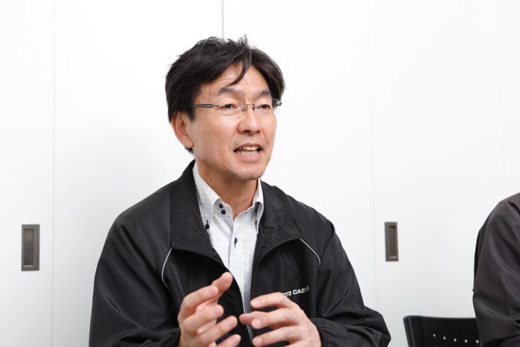 取材に応じる上村さん