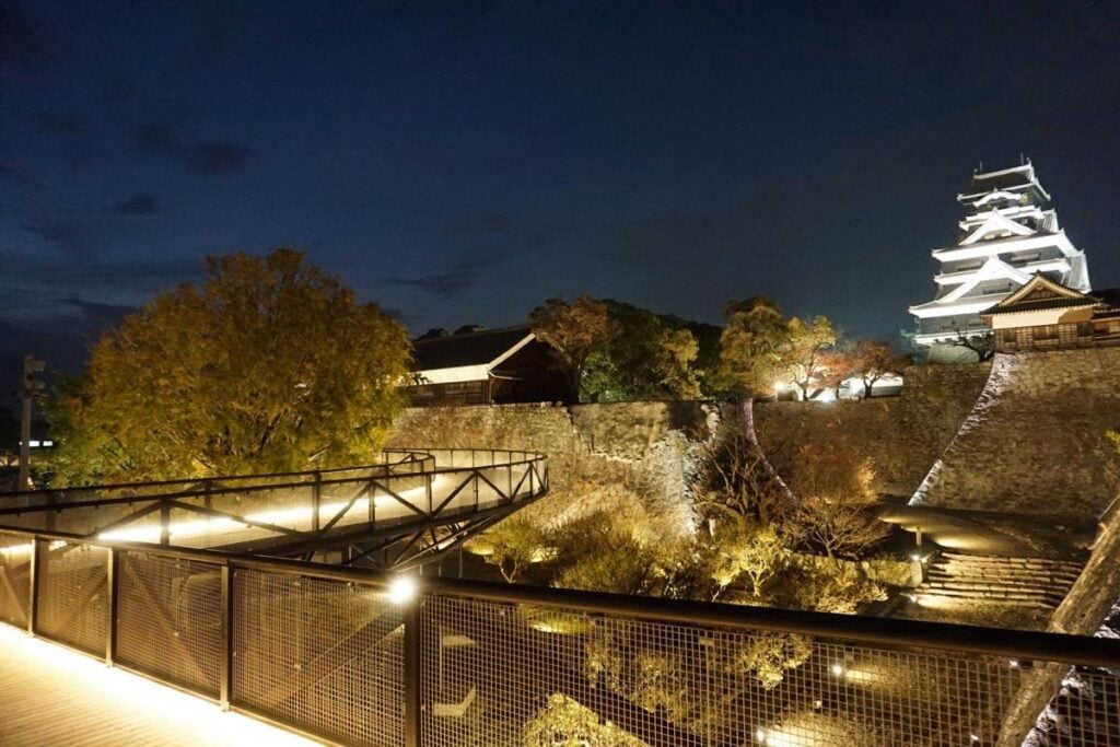 熊本城がライトアップされている様子