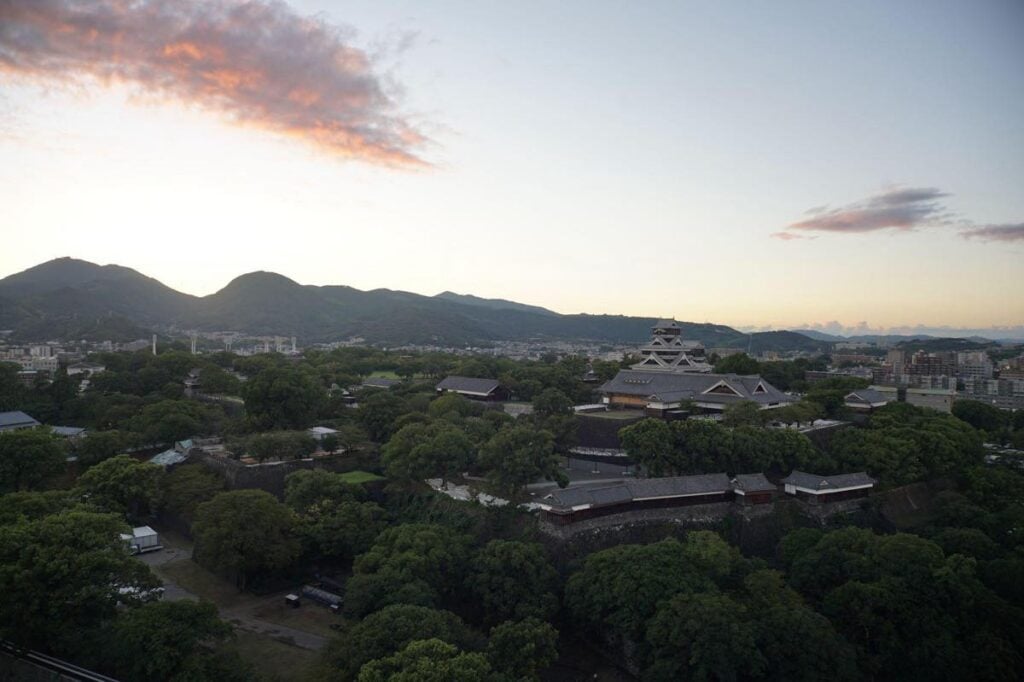 熊本市役所14階の展望ロビーから眺めた熊本城の様子