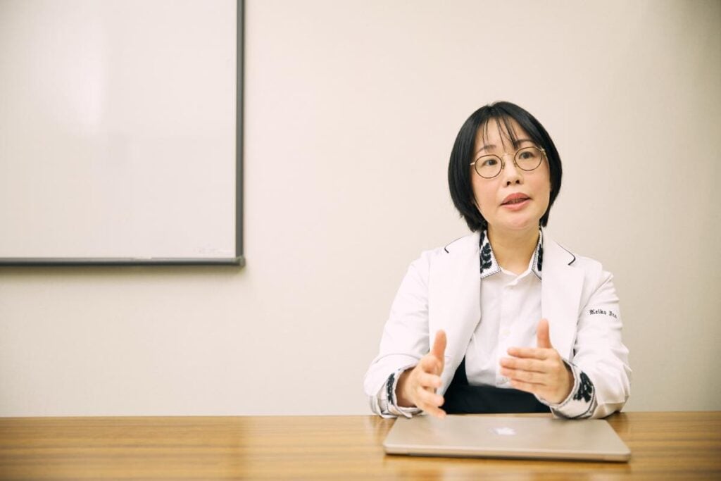 取材に応じる井野さん