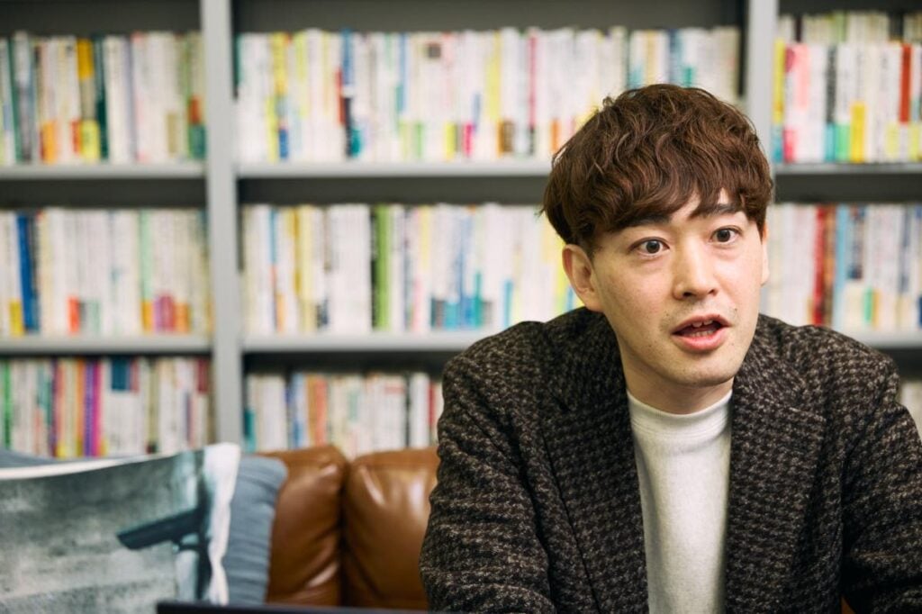 取材に応じる掛川さん