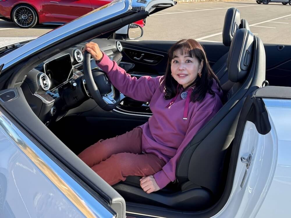 車の運転席に座る竹岡さん