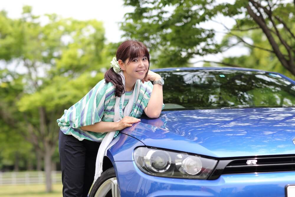 モータージャーナリストであり、福祉車輌取扱士スペシャリストの資格を持つタレントの竹岡圭さん。画像提供：人力舎