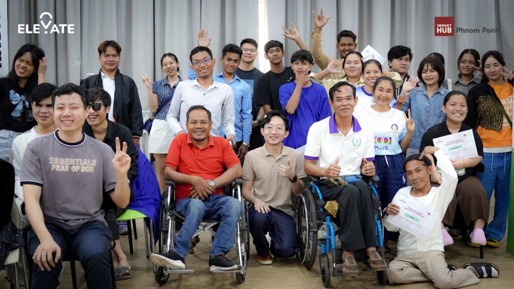 写真:カンボジアで開催された障害者を対象とする起業家支援イベントの集合写真